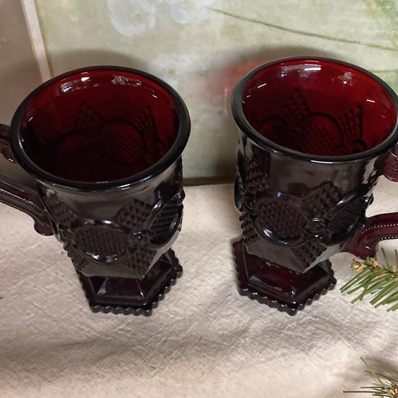 Vintage Avon Cape Cod Ruby Red Glass Footed Pedestal 5 "Coffee Mug Cup Set Of 2 - Picture 2 of 2